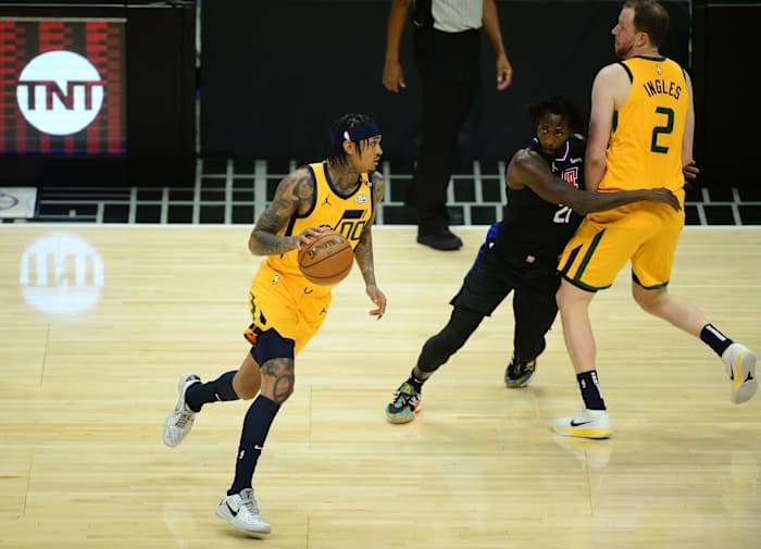 Jordan Clarkson (00) scans the floor against the Los Angeles Clippers